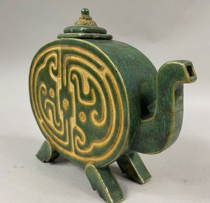  VIETNAM, 20th century (in the Bien Hoa style) 
Four-legged stoneware teapot or pourer,...