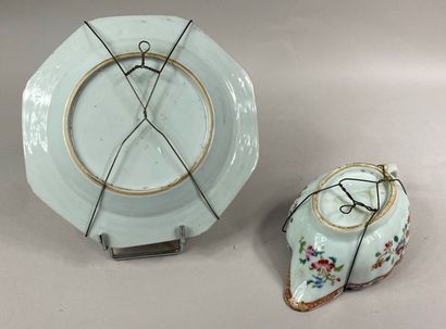  CHINA, India Company, 19th century 
Set including 
- a porcelain sauceboat decorated...