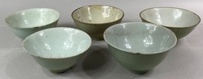  VIETNAM, XIXe - XXe siècles 
Ensemble de cinq bols en céramique céladon. 
Marque...