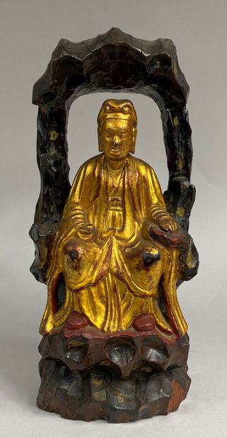  VIETNAM 
Bouddha en bois doré et laqué rouge dans sa niche sculptée 
H: 31 cm