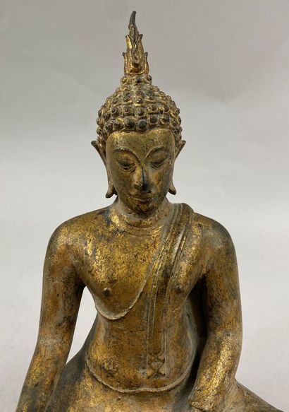  BIRMANIE 
Bouddha en alliage doré représenté assis sur une base rectangulaire. ...