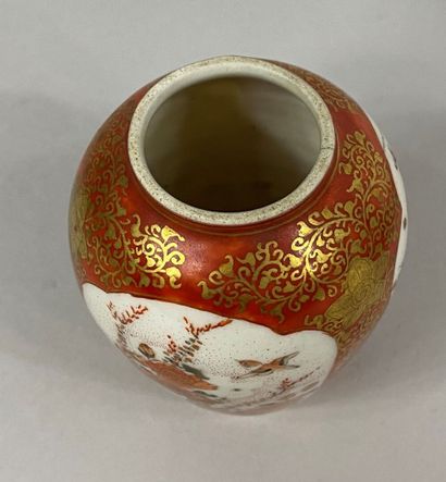  JAPON, XXe siècle 
Vase bouteille annelé en porcelaine émaillée Kutani, à décor...