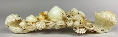  CHINE 
Important sceptre en jade blanc veiné de rouille sculpté, figurant une pêche...