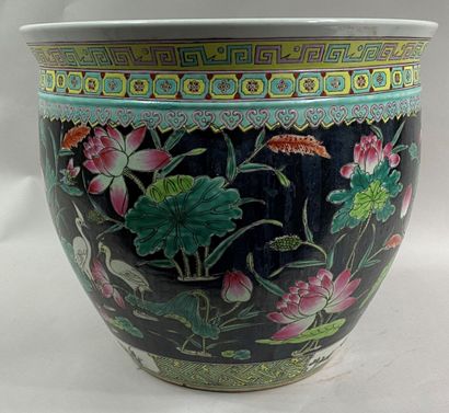  CHINE, XXe siècle 
Vasque à poissons en céramique émaillée polychrome sur fond à...