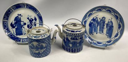  CHINE, XXe siècle 
Lot comprenant deux assiettes en porcelaine à décor blanc bleu...