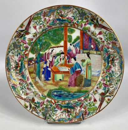 CHINE, Canton XIXe siècle 
Assiette en porcelaine...