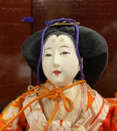  JAPON, XXe siècle 
Lot de deux poupées traditionnelles sur socle de présentation...