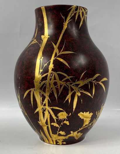  VIETNAM, XXe siècle 
Vase en bois laqué rouge et noir à décor doré de bambou et...