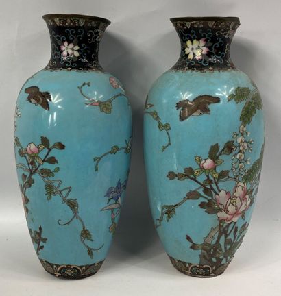  Paire de vases en cloisonnés à décor de branchages fleuris 
(Fond percé) 
H : 32...