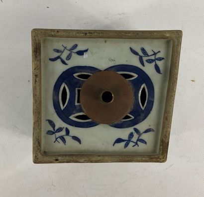  CHINE, XXe siècle 
Plaque rectangulaire en porcelaine bleu blanc à décor de trois...