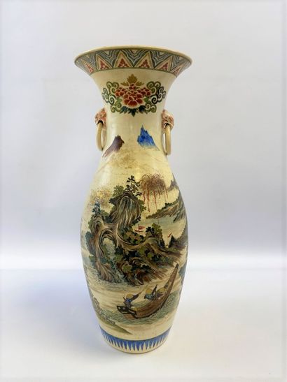 JAPON, XXe siècle 
Vase balustre en porcelaine...