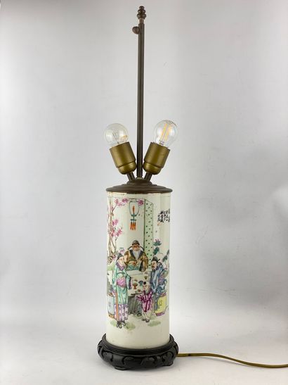 CHINE, XXe siècle 
Vase rouleau en porcelaine...