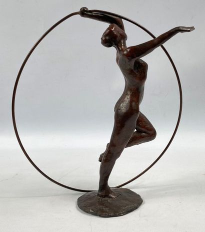 Sujet Danseuse avec un cerceau en bronze...