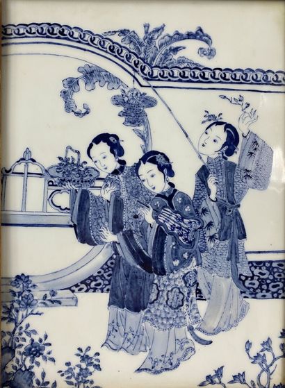  CHINE, XXe siècle 
Plaque rectangulaire en porcelaine bleu blanc à décor de trois...