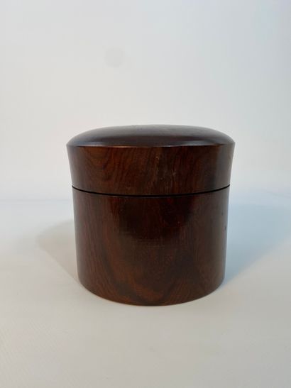  CHINE 
Boîte en bois indigène de forme circulaire 
H : 13 cm - Diam : 12 cm 
(r...