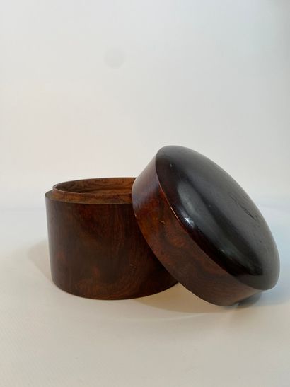  CHINE 
Boîte en bois indigène de forme circulaire 
H : 13 cm - Diam : 12 cm 
(r...
