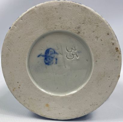  CHINE, XXe siècle 
Lot comprenant deux assiettes en porcelaine à décor blanc bleu...
