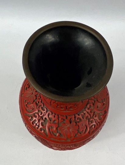  CHINE, XXe siècle 
Vase balustre dans le goût des laques de cinabre à décor de paysage...