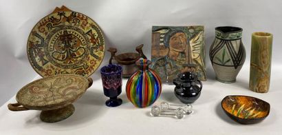  Mannette de céramique et verrerie divers comprenant : vases, coupes, pichets, etc...