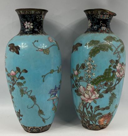  Paire de vases en cloisonnés à décor de branchages fleuris 
(Fond percé) 
H : 32...