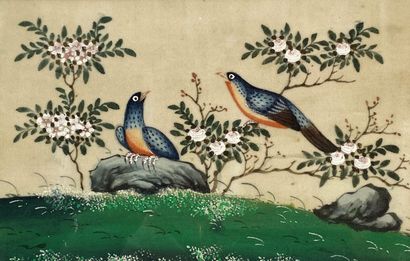  CHINE, XXe siècle 
Ensemble de deux peintures sur soie à décor d'oiseaux branchés...