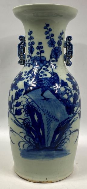  CHINE 
Vase balustre à col évasé en porcelaine à décor bleu blanc d'oiseau branché...