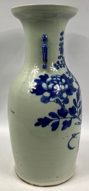  CHINE 
Vase balustre à col évasé en porcelaine à décor bleu blanc d'oiseau branché...