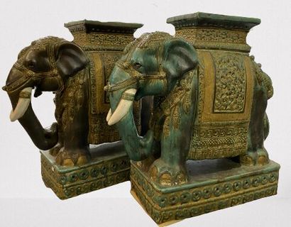  VIETNAM, BIEN HOA, XXe siècle 
Paire de deux éléphants en céramique émaillée 
Formant...