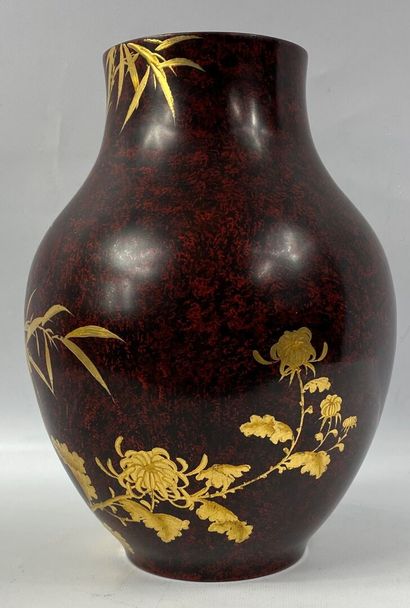  VIETNAM, XXe siècle 
Vase en bois laqué rouge et noir à décor doré de bambou et...