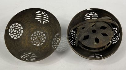 CHINE, XXe siècle 
Sphère ajourée en bronze...