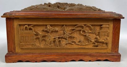  CHINE, XXe siècle 
Boîte en bois exotique à décor sculpté de maisons et végétaux,...