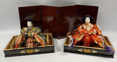  JAPON, XXe siècle 
Lot de deux poupées traditionnelles sur socle de présentation...