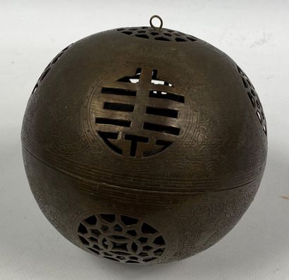  CHINE, XXe siècle 
Sphère ajourée en bronze à patine brune, ouvrant en son centre...