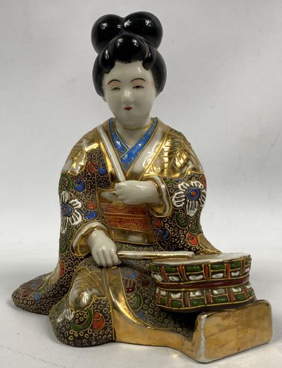 JAPON, XXe siècle 
Sujet en porcelaine émaillé...