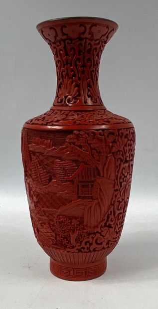  CHINE, XXe siècle 
Vase balustre dans le goût des laques de cinabre à décor de paysage...