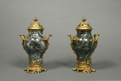  Ferdinand BARBEDIENNE (1810-1892)
Pair of sea-green marble vases with ormolu mounts... Gazette Drouot