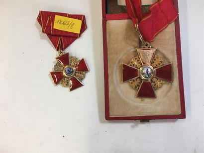 null Deux médailles Russe émial rouge ruban rouge dans un coffret (manque d'émai...