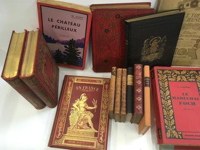 null Lot de livres dont le chateau périlleux de Walter Scott, le Maréchal Foch par...