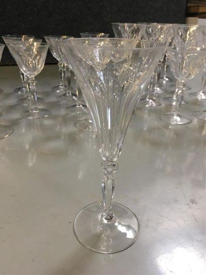 null Service de verres en cristal taillé à pans, comprenant 12 flutes à champagne,...