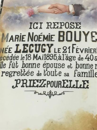 null Plaque en porcelaine peinte Marie Noémie BOUYER avec une coquille sur l'age...