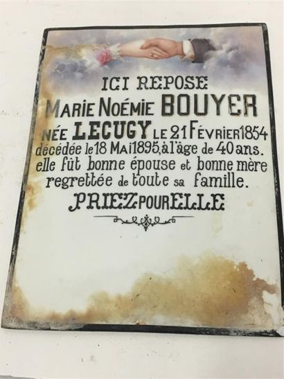 null Plaque en porcelaine peinte Marie Noémie BOUYER avec une coquille sur l'age...