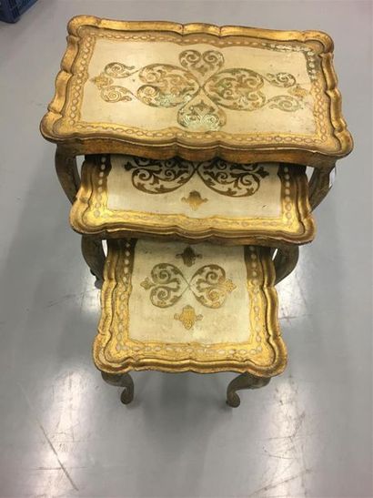 null Trois tables gigogne en bois doré