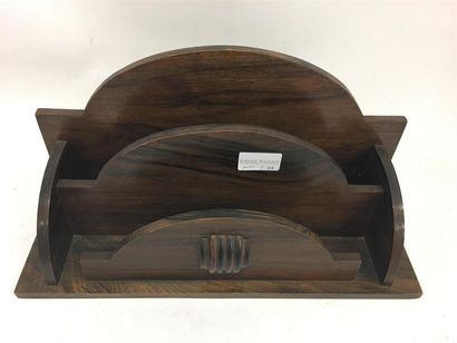 null Porte courrier en bois de placage
Vers 1920
39 x 14 cm
H : 20 cm