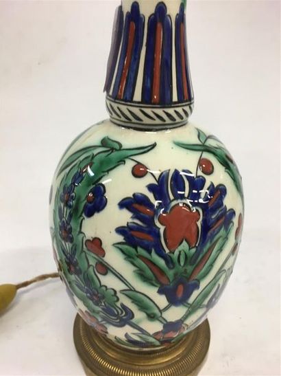 null Iznik bouteille en faïence émaillée montée en lampe 
19ème siècle
H : 27 cm