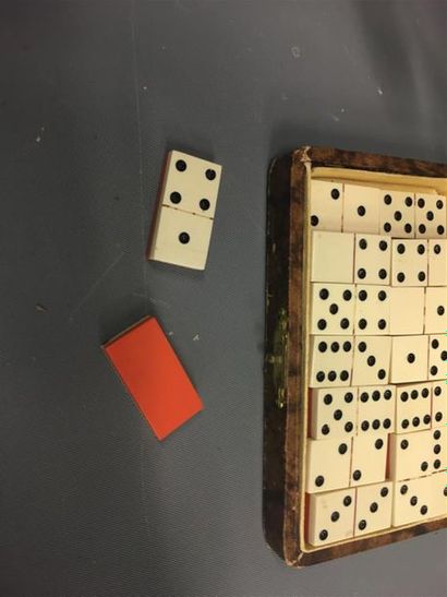 null Petit jeu de domino dans son coffret