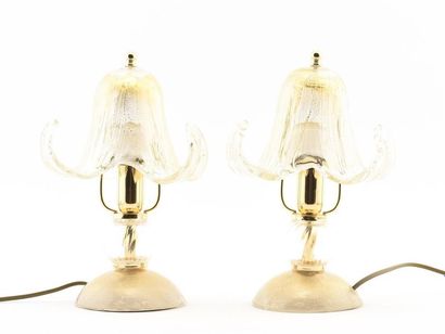 null Deux lampes de chevet en verre doré et laiton 
H : 30 cm