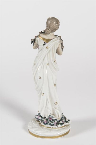 null Sujet en porcelaine polychrome jeune fillle à la couronne de fleurs
Saxe, fin...