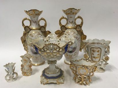 null Paire de vases d'autel en porcelaine (accidents)
Joint grande coupe en porcelaine...