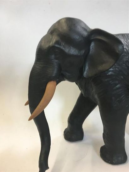 null Elephant en bronze et défense en bois
H : 32 cm
L : 40 cm