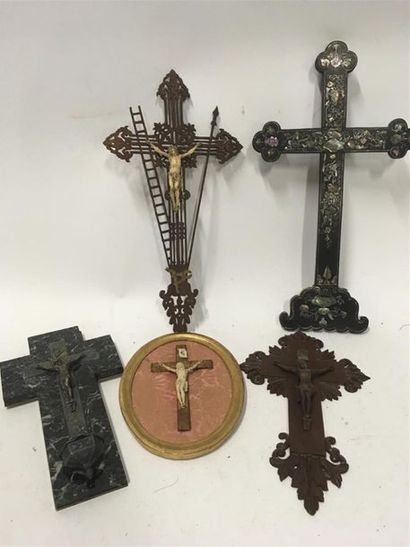 null Lot de crucifix dont 2 en ivoire et croix en nacre
H Christ : 10 cm
H Christ...